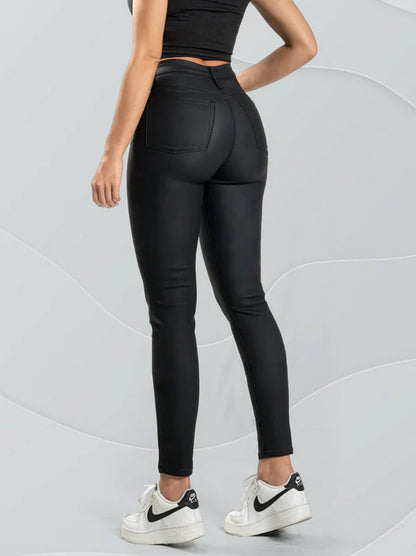 Pantalon en cuerina stretch